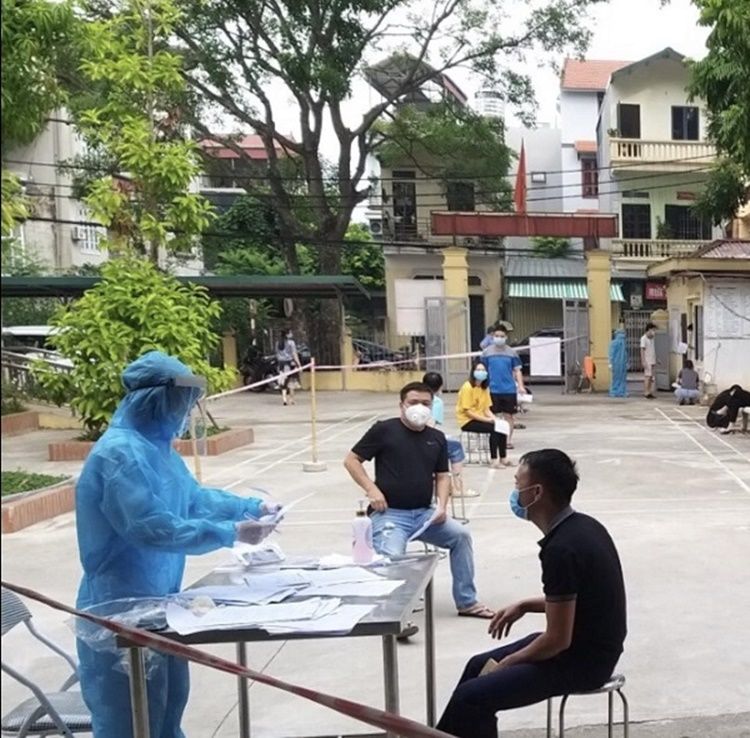 Nhân viên y tế lấy mẫu xét nghiệm cho người từ Đà Nẵng trở về Hà Nội (Ảnh: Kinh tế đô thị)