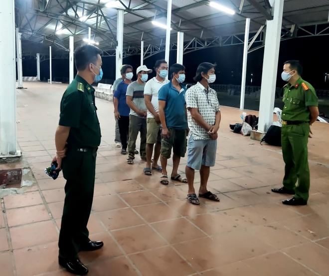 Phát hiện 6 người đi bộ ven biển từ Đà Nẵng ra Huế để trốn cách ly - 1