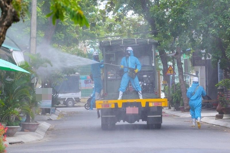 Lực lượng chức năng tiến hành phun khử trùng một khu vực. (Ảnh: Thanh Niên)