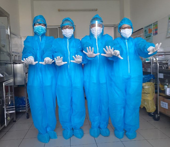 Đội ngũ y bác sĩ cũng đang nỗ lực hết mình để đẩy lùi dịch Covid-19. (Ảnh: Tuổi trẻ)