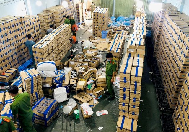 Cận cảnh hàng triệu găng tay y tế giả tại TPHCM - 2
