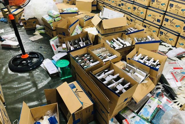 Cận cảnh hàng triệu găng tay y tế giả tại TPHCM - 7