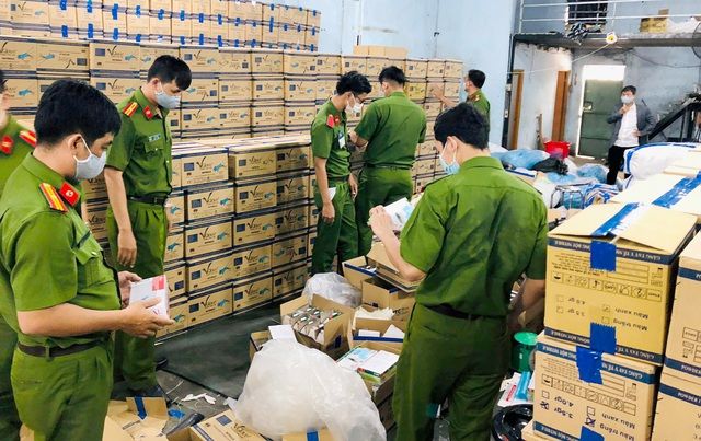 Cận cảnh hàng triệu găng tay y tế giả tại TPHCM - 8