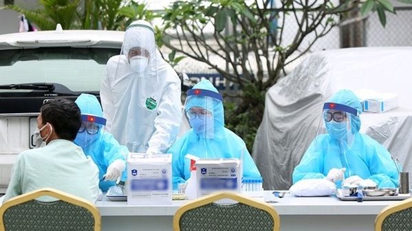 Nhân viên y tế tiến hành lẫy mẫu xét nghiệm cho mọi người (Ảnh: Thanh Niên)