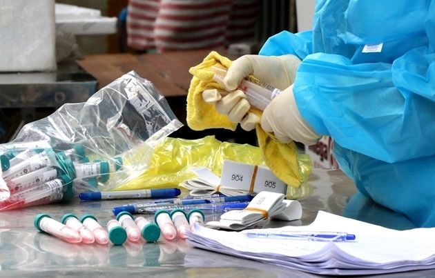 Các mẫu xét nghiệm được thu thập, chuyển tới trung tâm xét nghiệm (Ảnh: 24h)