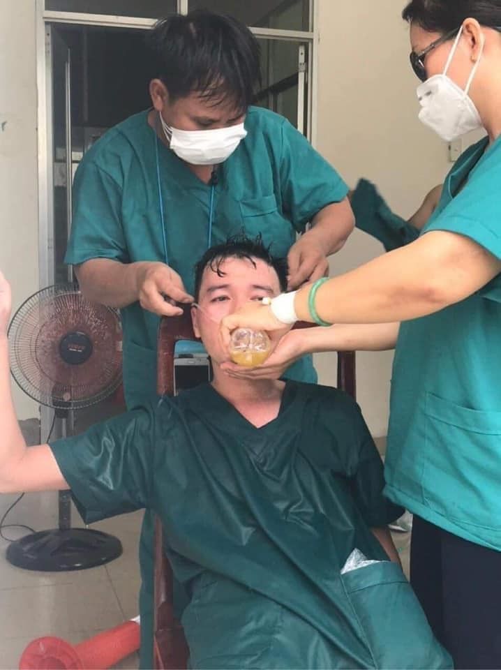 Xúc động giây phút vợ tiễn chồng vào vùng dịch: 2 con nhỏ ở nhà em lo!