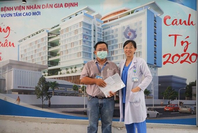 Xúc động khoảnh khắc vợ cũng là bác sĩ tiễn chồng vào vùng dịch - Ảnh 3.
