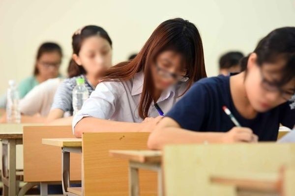 Các thí sinh sẽ làm bài thi tổ hợp KHXH trong sáng 10/8. (Ảnh: Dân Trí)
Các thí sinh sẽ làm bài thi tổ hợp KHXH trong sáng 10/8. (Ảnh: Dân Trí)