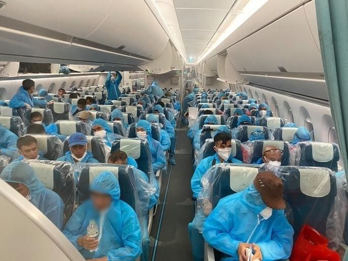 Gần 200 công dân về từ Ghi-nê Xích Đạo nghẹn ngào ngày ra viện