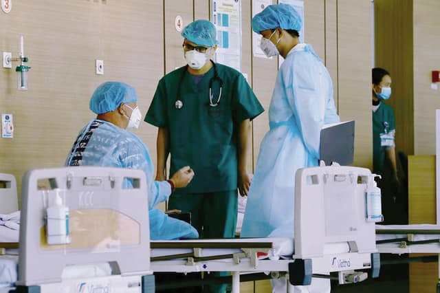 Y bác sĩ hỏi thăm tình hình sức khỏe của bệnh nhân Covid-19 (Ảnh: Bộ Y tế)