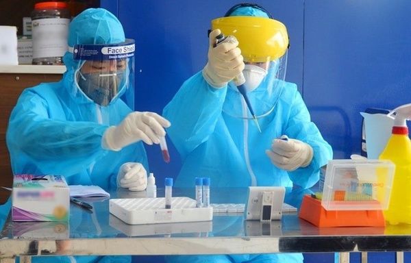 Nhân viên y tế lấy mẫu xét nghiệm Covid-19 (Ảnh: Báo Đà Nẵng)