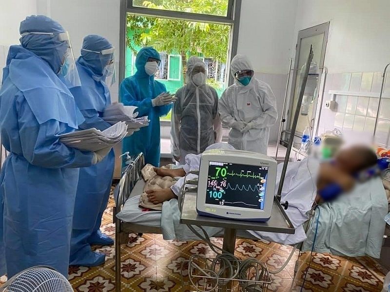 Các bác sĩ đang chẩn đoán bệnh tình của một bệnh nhân. (Ảnh: TTXVN)
Các bác sĩ đang chẩn đoán bệnh tình của một bệnh nhân. (Ảnh: TTXVN)