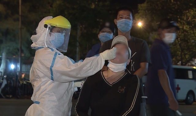 Nhân viên y tế tiến hành lấy mẫu xét nghiệm Covid-19 cho người dân. (Ảnh: Pháp Luật)
Nhân viên y tế tiến hành lấy mẫu xét nghiệm Covid-19 cho người dân. (Ảnh: Pháp Luật)