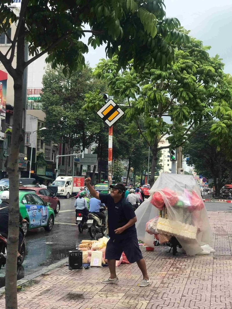 Người ba mặc kệ miệng đời nhảy múa bán bánh nuôi con ăn học