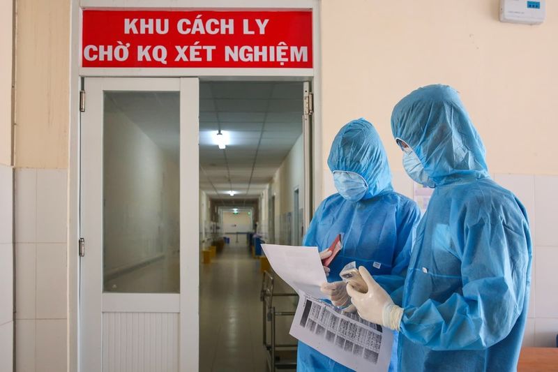 Các bác sĩ mặc đồ bảo hộ trong một khu cách ly tại Việt Nam. (Ảnh: Thanh Niên)