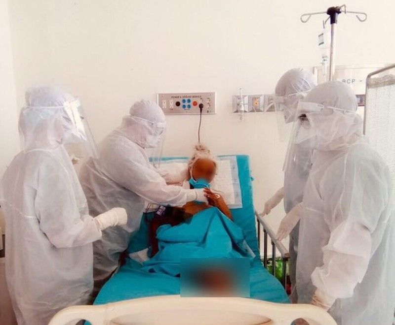 Cụ được cách ly và điều trị Covid-19 tại Bệnh viện Đa khoa Trung ương Quảng Nam vào ngày 2/8. (Ảnh: PLO)