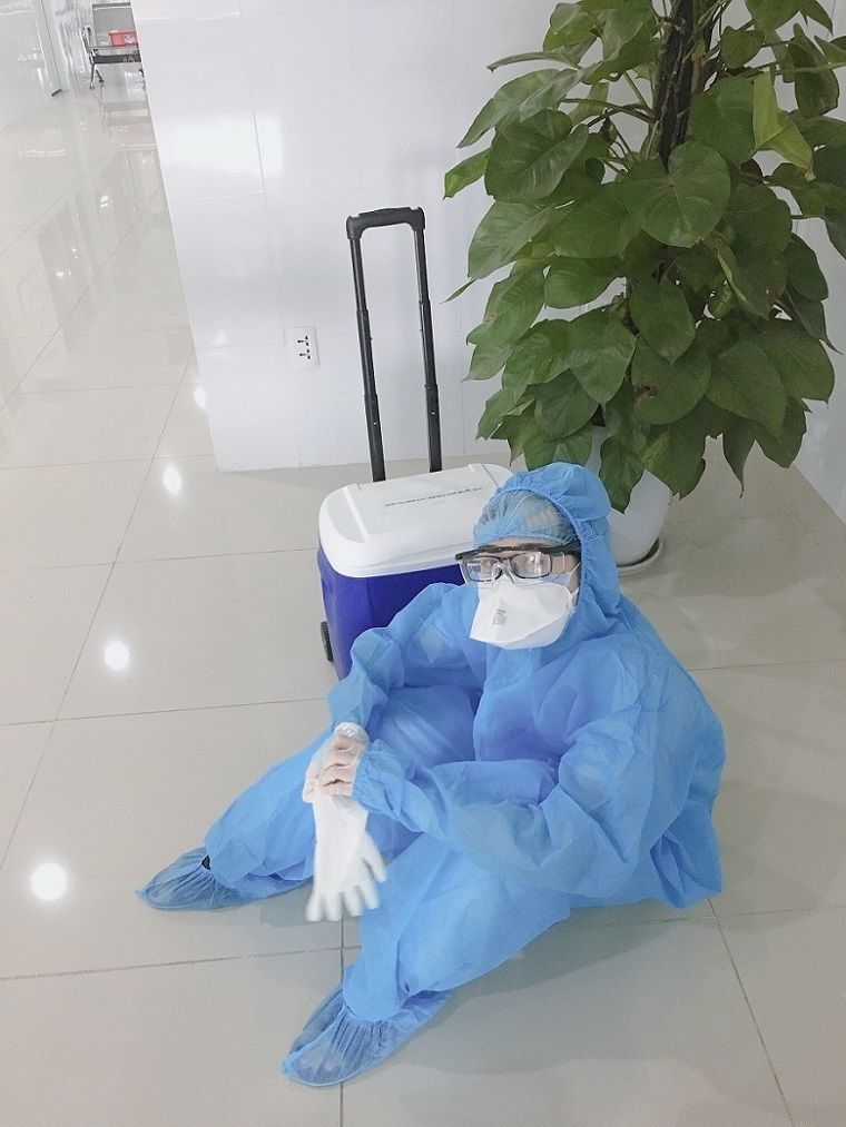Một ngày làm việc của nữ điều dưỡng này bắt đầu từ 7h sáng khéo dài tới đêm muộn. (Ảnh: Vietnamnet)