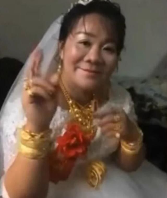 Cô dâu kém sắc đeo vàng trĩu cổ, nhìn ngoại hình chú rể ai cũng kinh ngạc - 1