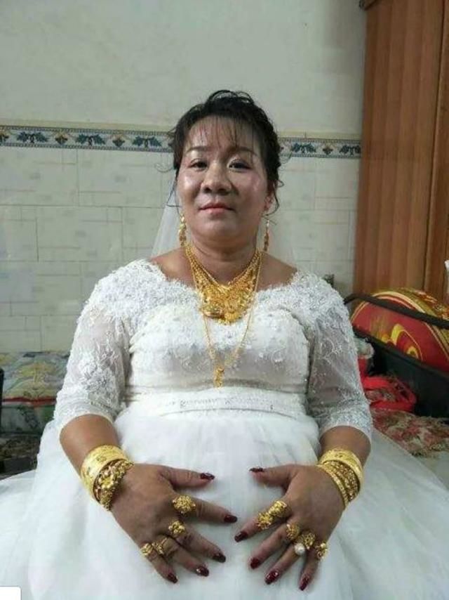 Cô dâu kém sắc đeo vàng trĩu cổ, nhìn ngoại hình chú rể ai cũng kinh ngạc - 3