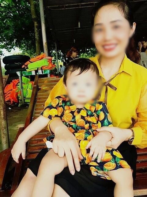 Bé B. chụp ảnh cùng mẹ. (Ảnh: Công An)