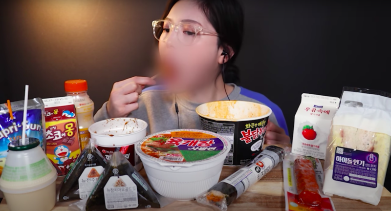 Bị phát hiện nhè thức ăn, nữ YouTuber mukbang Hàn lên tiếng minh oan