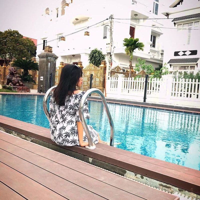 Khu vực hồ bơi rộng rãi và cực đẹp mắt. (Ảnh: IG P.M)