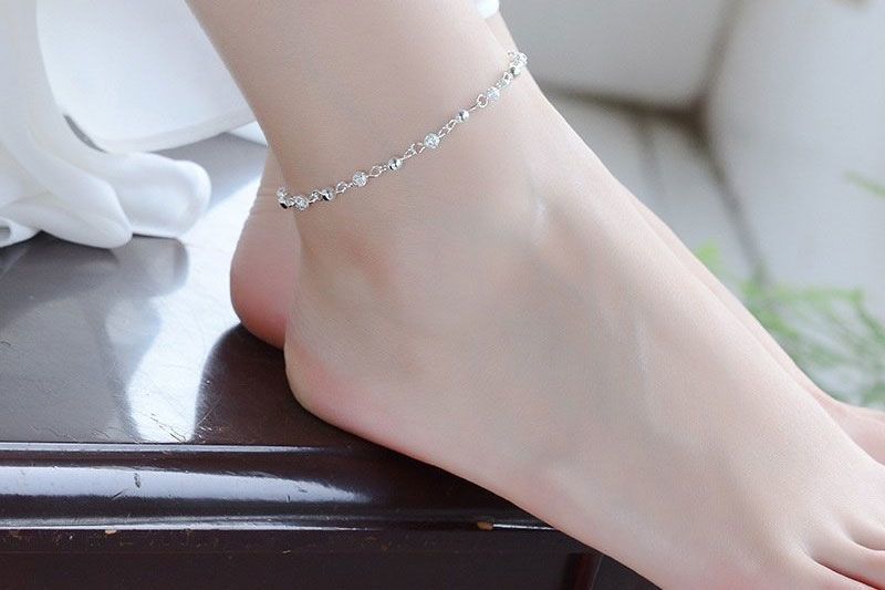 Đeo Lắc Chân Bạc Có Ý Nghĩa Gì?