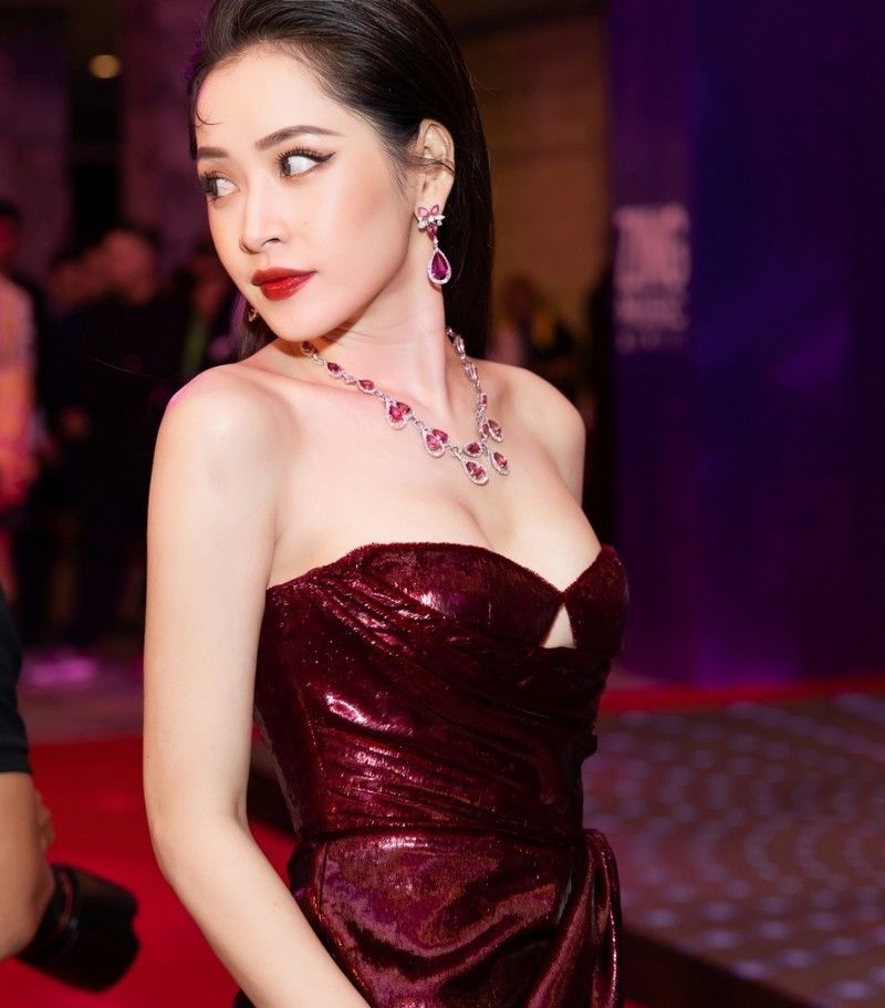 Chi Pu 2 lần hở bạo, đeo trang sức 5 tỷ đồng lên thảm đỏ trong tuần