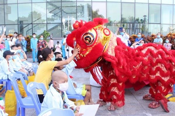 CSGT múa lân, tổ chức trung thu cho trẻ em BV Ung bướu Đà Nẵng