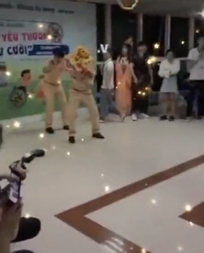 CSGT múa lân, tổ chức trung thu cho trẻ em BV Ung bướu Đà Nẵng