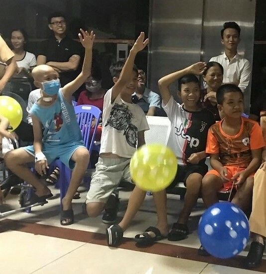 CSGT múa lân, tổ chức trung thu cho trẻ em BV Ung bướu Đà Nẵng