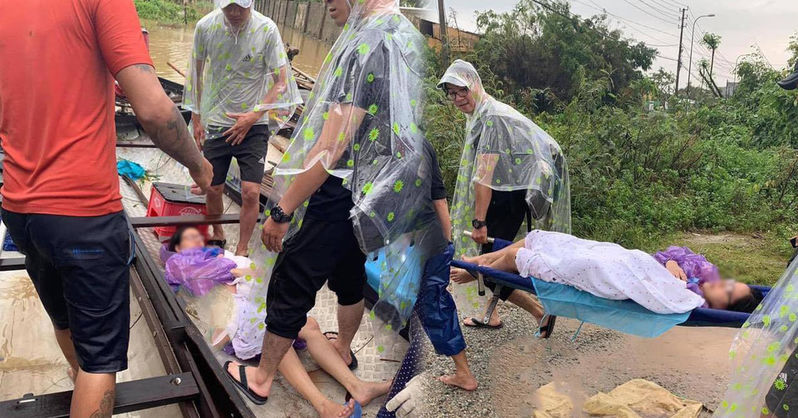 Thai phụ đi đẻ giữa trời bão được mọi người nhiệt tình giúp đỡ. (Ảnh: Xứ Huế)
Thai phụ đi đẻ giữa trời bão được mọi người nhiệt tình giúp đỡ. (Ảnh: Xứ Huế)