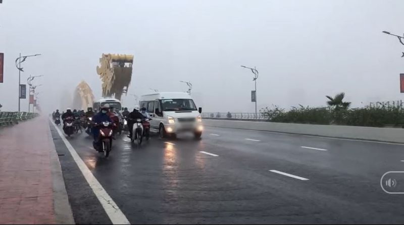 Các phương tiện giao thông giúp đỡ lẫn nhau trong ngày mưa bão. (Ảnh: Cắt từ clip).
Các phương tiện giao thông giúp đỡ lẫn nhau trong ngày mưa bão. (Ảnh: Cắt từ clip).