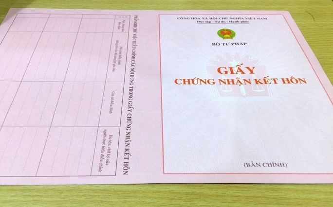 Giấy đăng ký kết hôn là chứng từ quan trọng của các cặp đôi khi bước vào hôn nhân. (Ảnh: Pháp Luật Việt Nam)
Giấy đăng ký kết hôn là chứng từ quan trọng của các cặp đôi khi bước vào hôn nhân. (Ảnh: Pháp Luật Việt Nam)