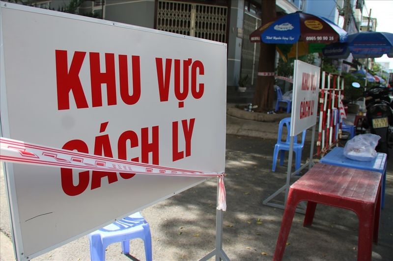 Rào chắn cách ly được lập để phòng dịch. (Ảnh: Lao Động). Rào chắn cách ly được lập để phòng dịch. (Ảnh: Lao Động).
