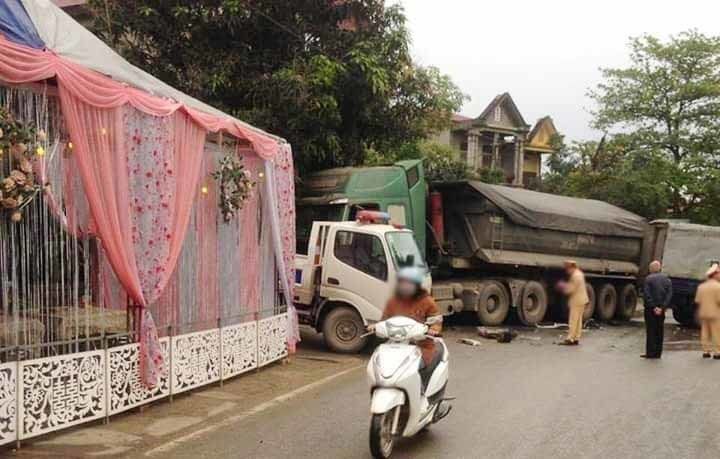Rất nhiều trường hợp đáng tiếc đã xảy ra khi người dân vô tình dựng rạp giữa đường lưu thông (Ảnh: FB)
Rất nhiều trường hợp đáng tiếc đã xảy ra khi người dân vô tình dựng rạp giữa đường lưu thông (Ảnh: FB)