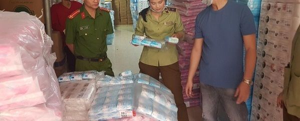 Hàng nghìn gói băng vệ sinh giả bị phát hiện tại cơ sở kinh doanh ở gần chợ Vinh, tỉnh Nghệ An. (Ảnh: Báo văn hóa)
Hàng nghìn gói băng vệ sinh giả bị phát hiện tại cơ sở kinh doanh ở gần chợ Vinh, tỉnh Nghệ An. (Ảnh: Báo văn hóa)