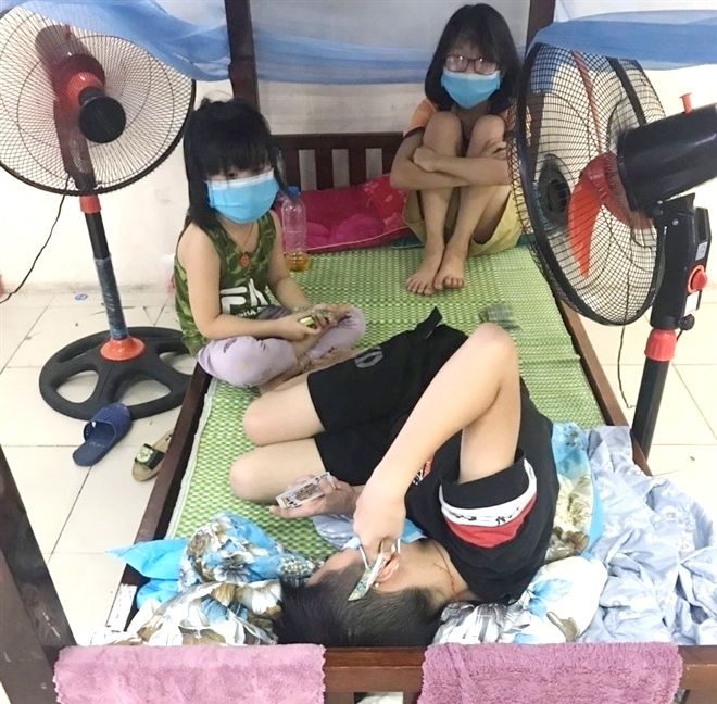 Anh trai của hai em (áo đen) đã phải chuyển đi nơi khác sau khi nhiễm Covid-19. (Ảnh: VTC News)
Anh trai của hai em (áo đen) đã phải chuyển đi nơi khác sau khi nhiễm Covid-19. (Ảnh: VTC News)