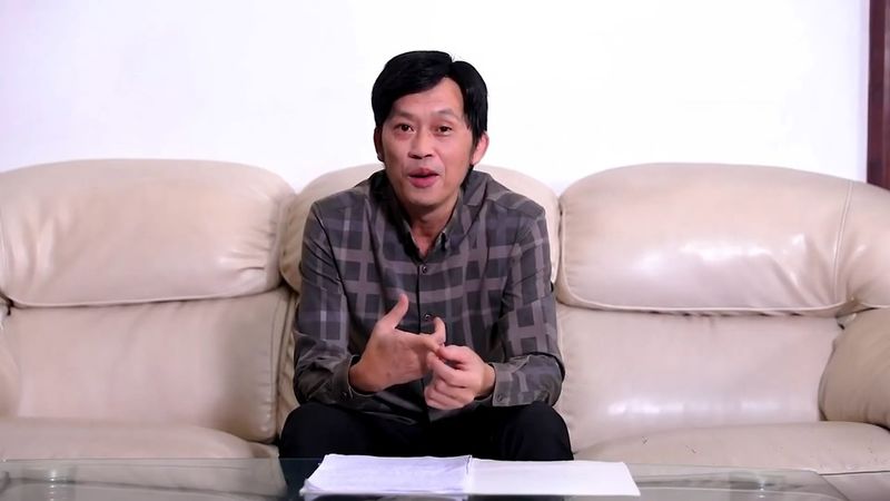 Danh hài Hoài Linh trong buổi livestream nói về số tiền ủng hộ đồng bào miền Trung. (Ảnh: Infonet) Danh hài Hoài Linh trong buổi livestream nói về số tiền ủng hộ đồng bào miền Trung. (Ảnh: Infonet)