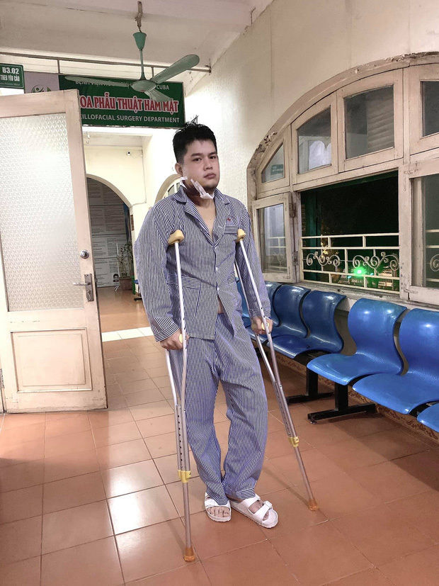  Hình ảnh Long Chun trong quá trình điều trị. (Ảnh: FB NV).