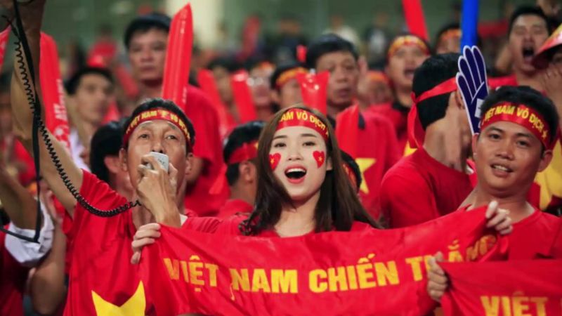 Bóng Đá Việt Nam - Cổ Động Viên Việt Nam Quá Xinh - YouTube