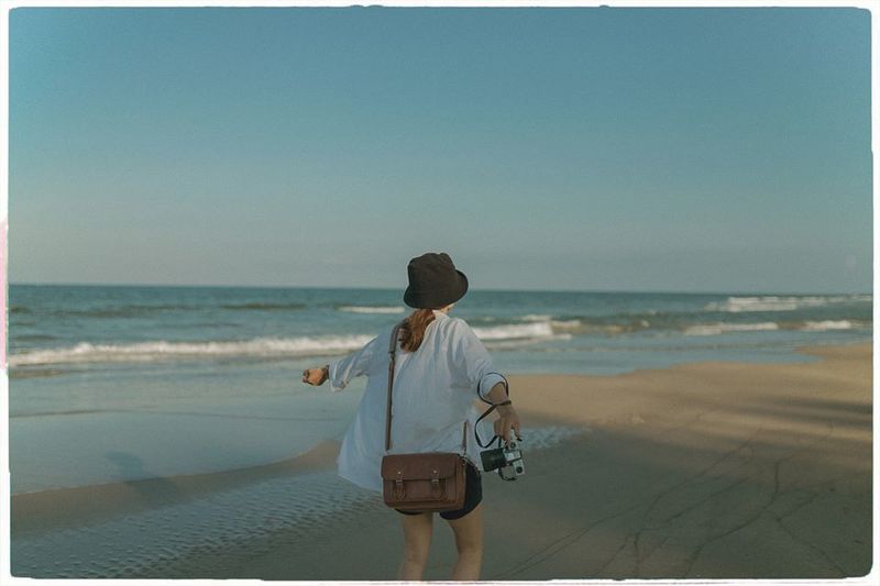 Bí kíp tạo dáng để có một bộ ảnh "so deep" khi đi biển