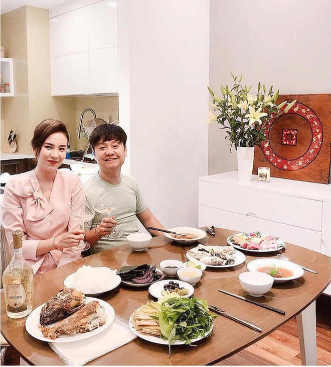 Lâu lắm Mai Ngọc mới cho chồng thiếu gia lên sóng, còn "đánh dấu chính chủ" siêu khéo