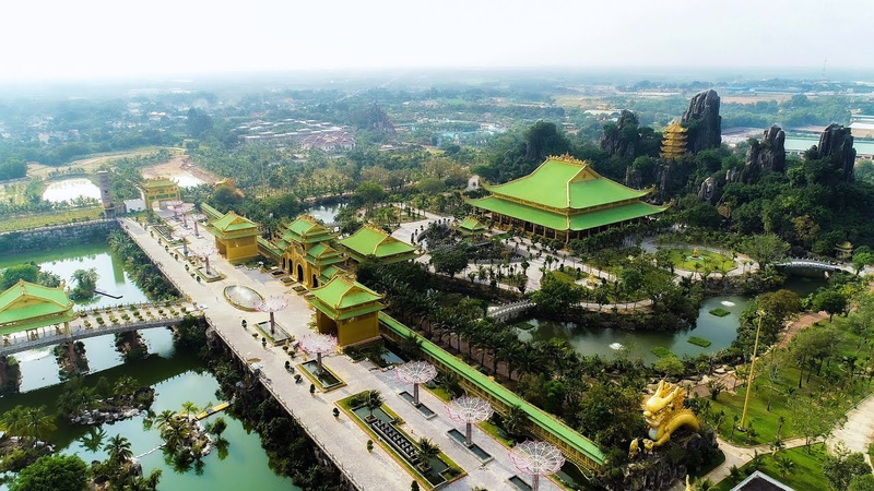 Công ty bà Phương Hằng đài thọ suất ăn, tặng gạo cho người lao động