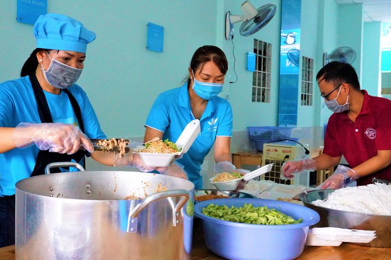 Chàng trai chạy xe ôm trích nửa thu nhập mỗi ngày giúp đỡ người nghèo
