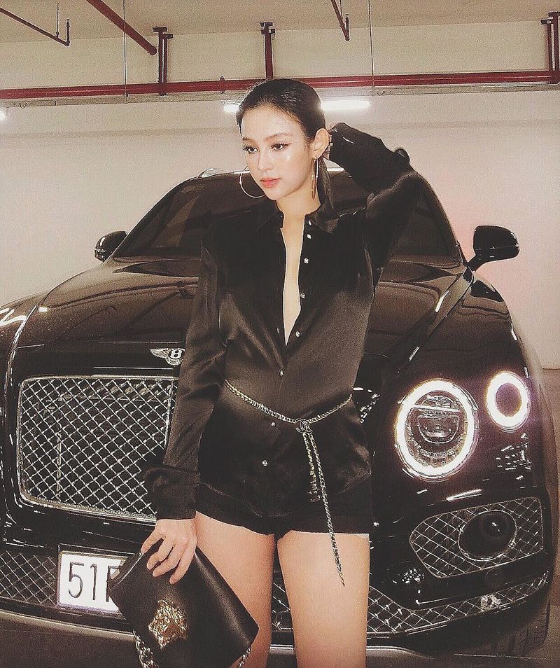 Hot girl đời đầu giàu nhất VN: Chồng tặng nhà 80 tỷ, có cả sân golf
