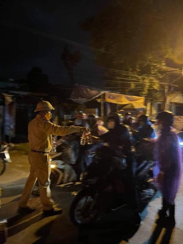 Nhà 5 người từ SG về Lào Cai tránh dịch, may gặp ông bụt giữa đường