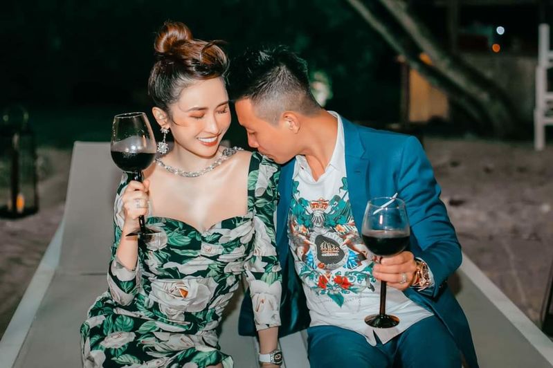 Bà ngoại tuổi 30 của Vbiz: Phủ đồ hiệu, ảnh sống ảo như tạp chí