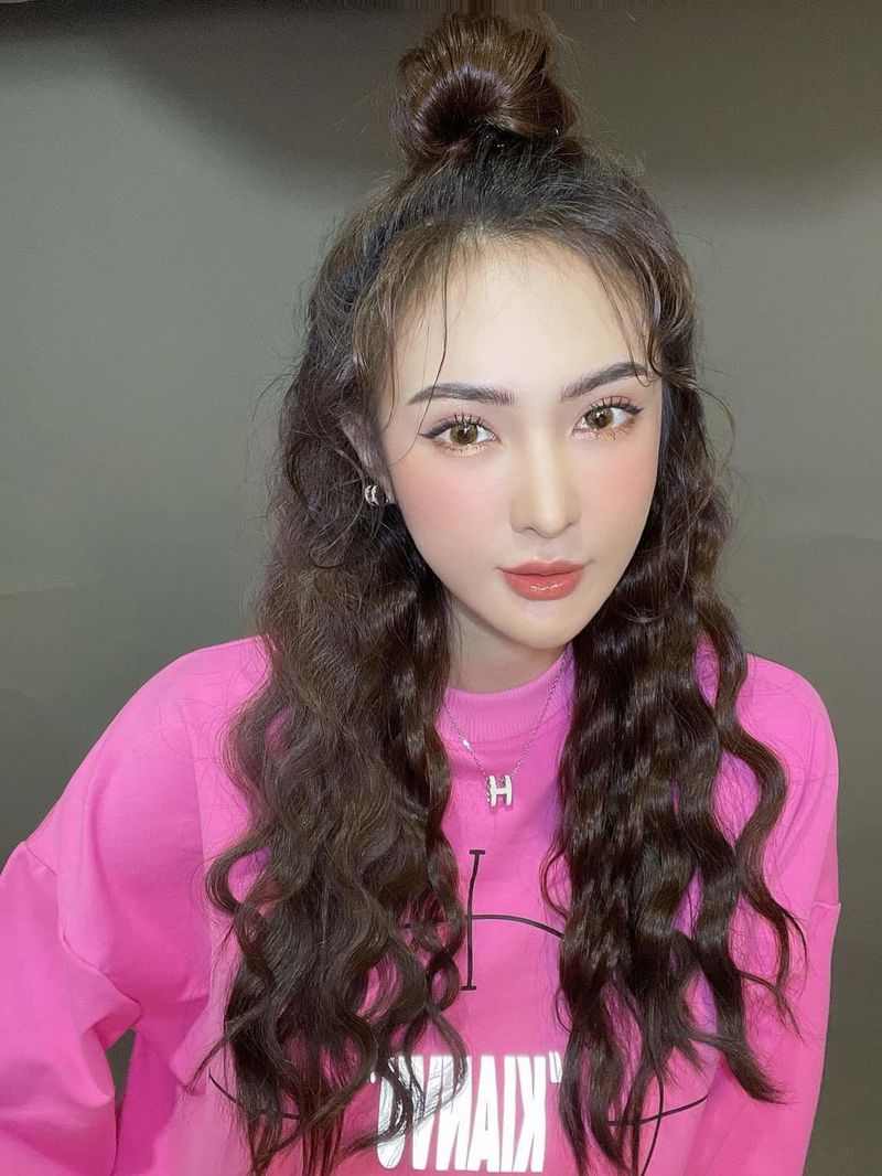 Cuộc sống hiện tại của hot girl Kelly: Sửa cằm 6 lần để yêu trai Hàn