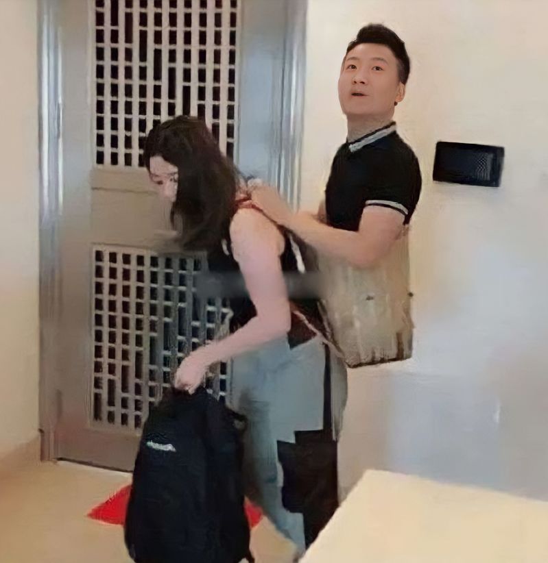 Vợ khuyết tay lấy chồng nửa thân: Cổ tích sớm tàn vì có người phản bội